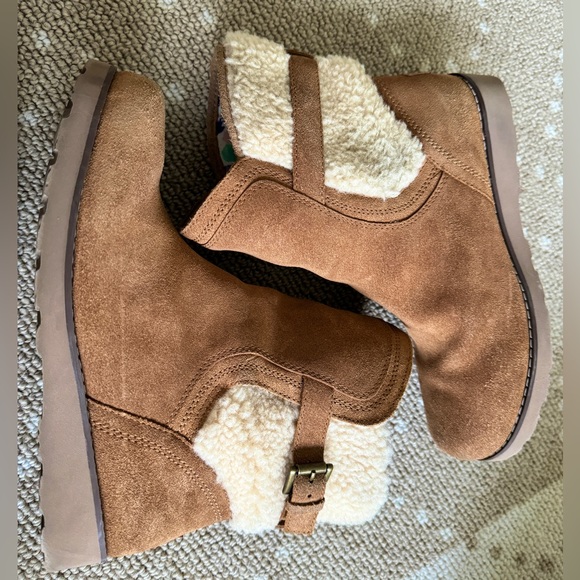 UGG Buckle Boot - Picture 6 of 9